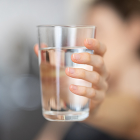 Beber agua durante las comidas engorda o diluye los jugos gástricos
